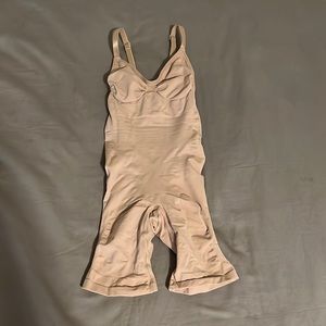 SKIMS SCULPTING BODYSUIT MID THIGH W. OPEN GUSSET
